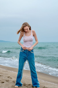 Lia Pink Her Luscious Bubble Butt Exposed To The Elements