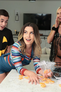 Chanel Camryn And Chloe Temple And Tiana Blow Shares One Cock