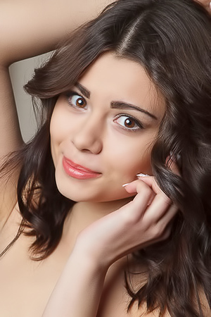 Ciomercce Featuring: Precious