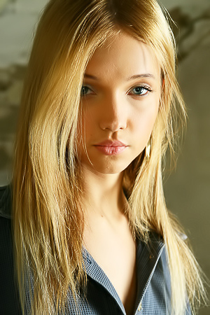 Hot,naked blonde with sexy back dimples