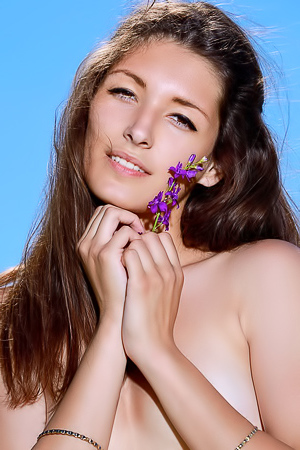 Naked sweetie rubs her body with herbs and flowers