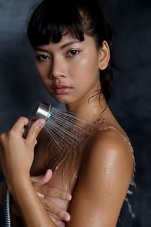 Cara Pin exposing her body while in the shower