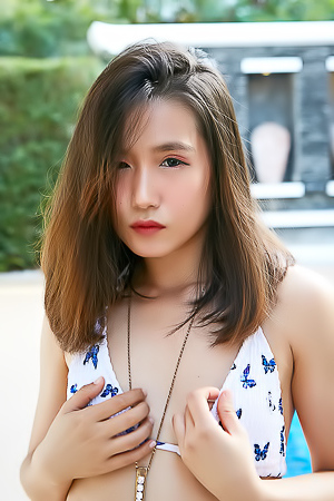 Chia Ling By The Pool