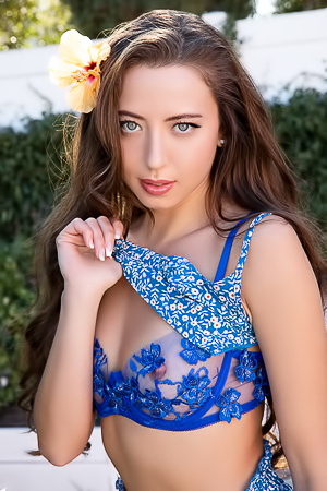 Lauryn Wolfe In Twist Of Lemon