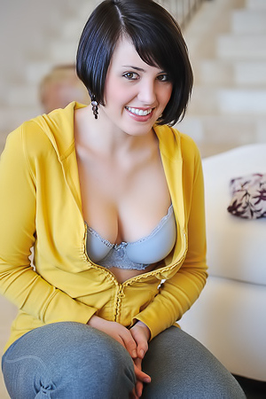 Amateur Zeba Pushing Veggies Inside Her Pussy