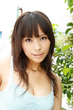 Kyouko Maki Shows Her Sexy Boobs