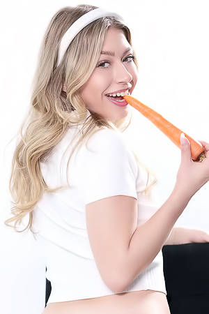 Tasting All Pleasures Summer Kline Lures with a Vibrator