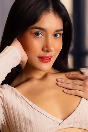 Carolina Guerrero Builds Tension Before Stripping